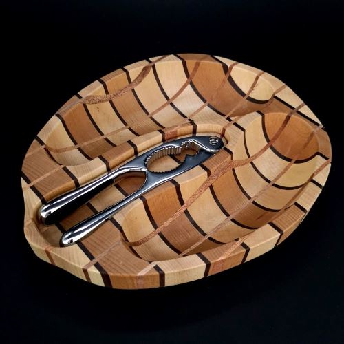 Miska AMADEA Dřevěná miska mozaika ve tvaru ořechu s louskáčkem, masivní dřevo, 2 druhy dřevin, 28x23x4,5