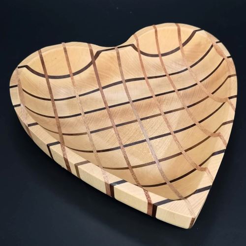Miska AMADEA Dřevěná miska mozaika ve tvaru srdce, masivní dřevo, 3 druhy dřevin, 25x25x4,5 cm